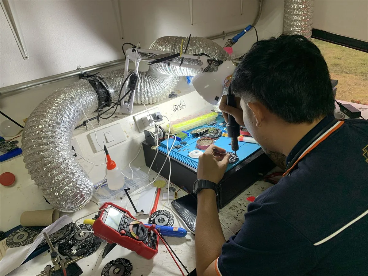 光之曼陀罗 团队成员在工作台上组装电路元件
