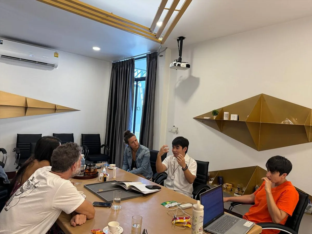光之曼陀罗 团队在清迈与合作者会面