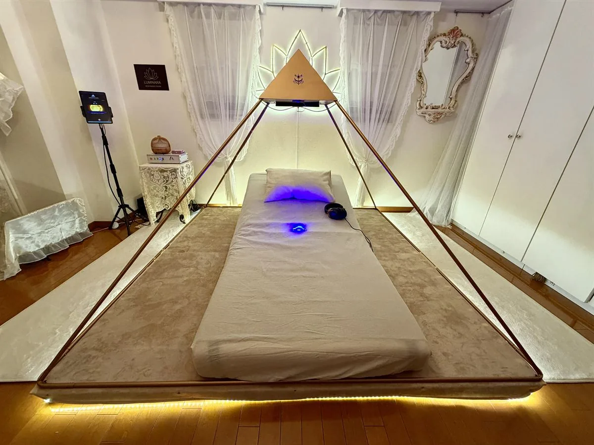 Luminara Pyramidの下にある銀座ピラミッドのセッションベッド