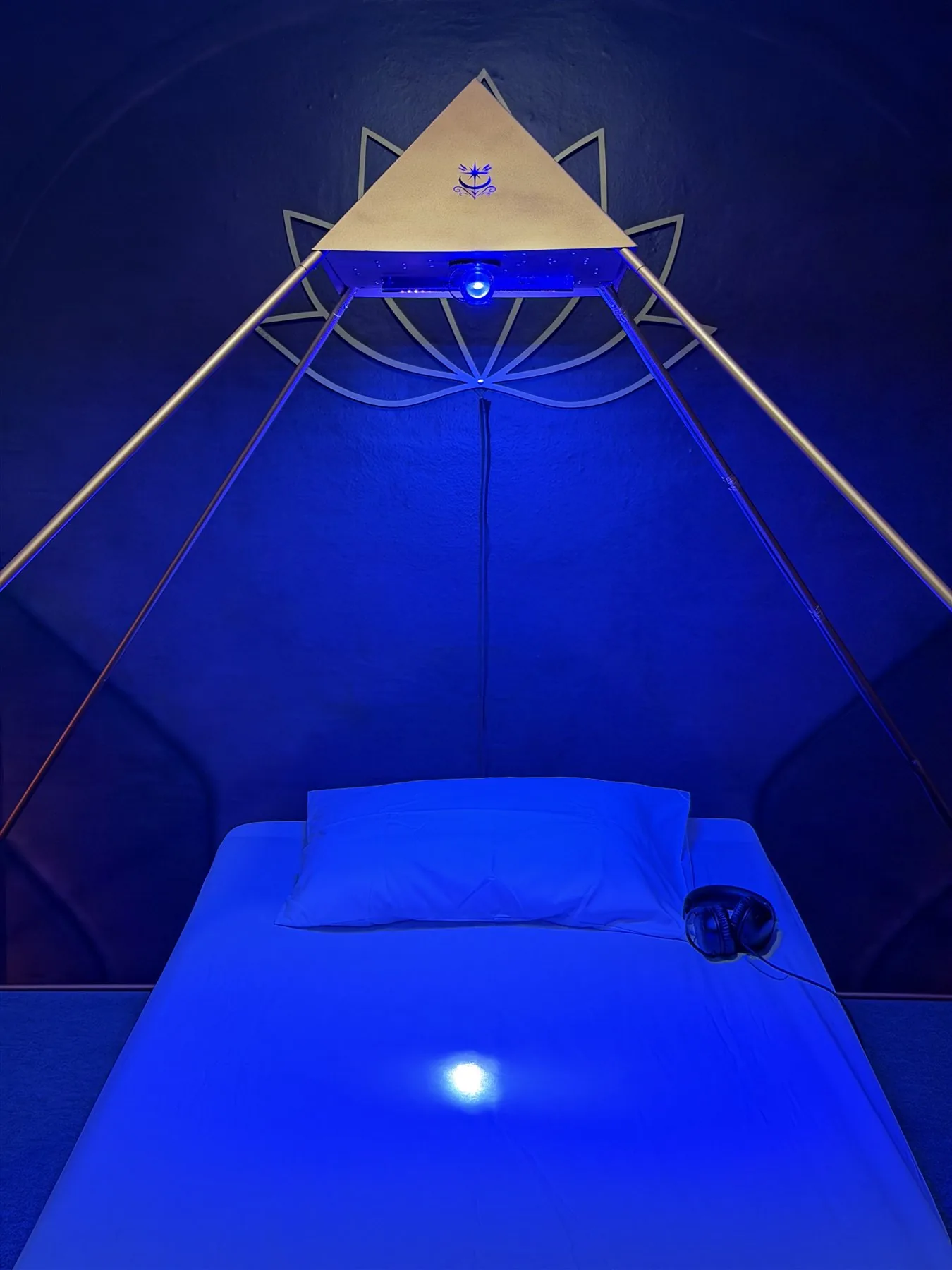 Luminara optical projection element illuminated above the session bed