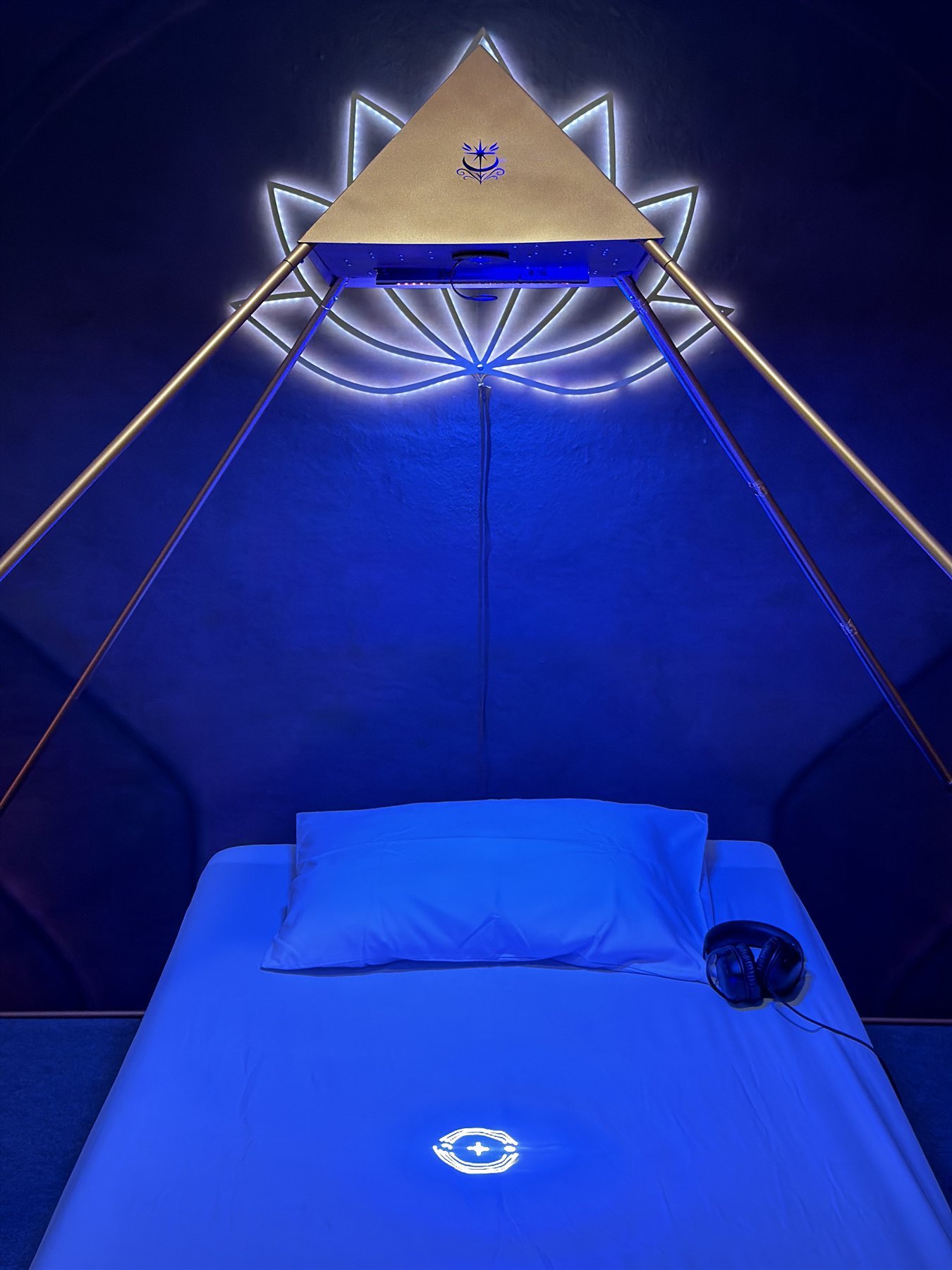 Luminara Pyramid の下に投影された幾何学的な光のシンボル