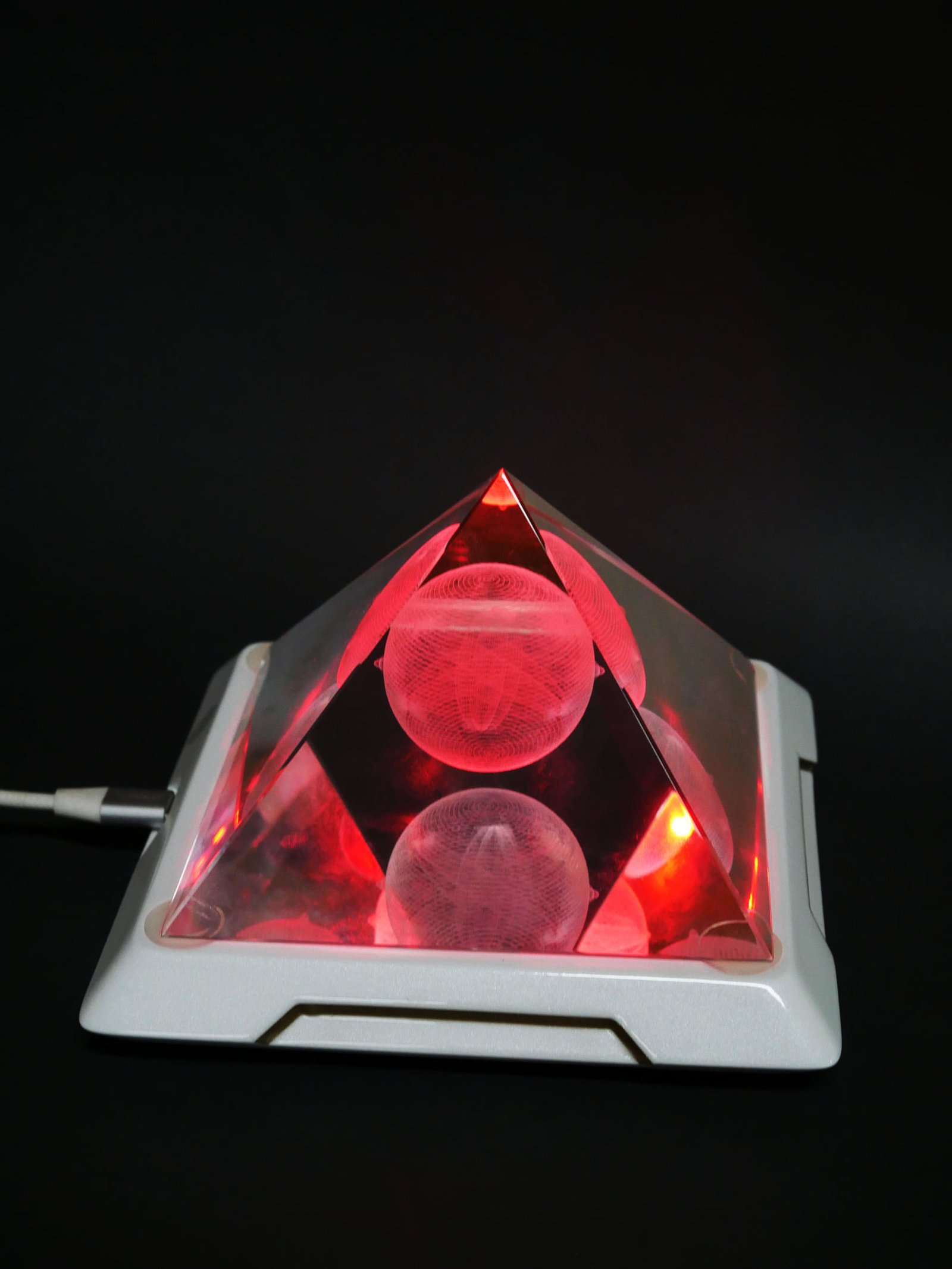 鮮やかな赤色の調和する光プログラムで輝くMandala Resonatorピラミッド