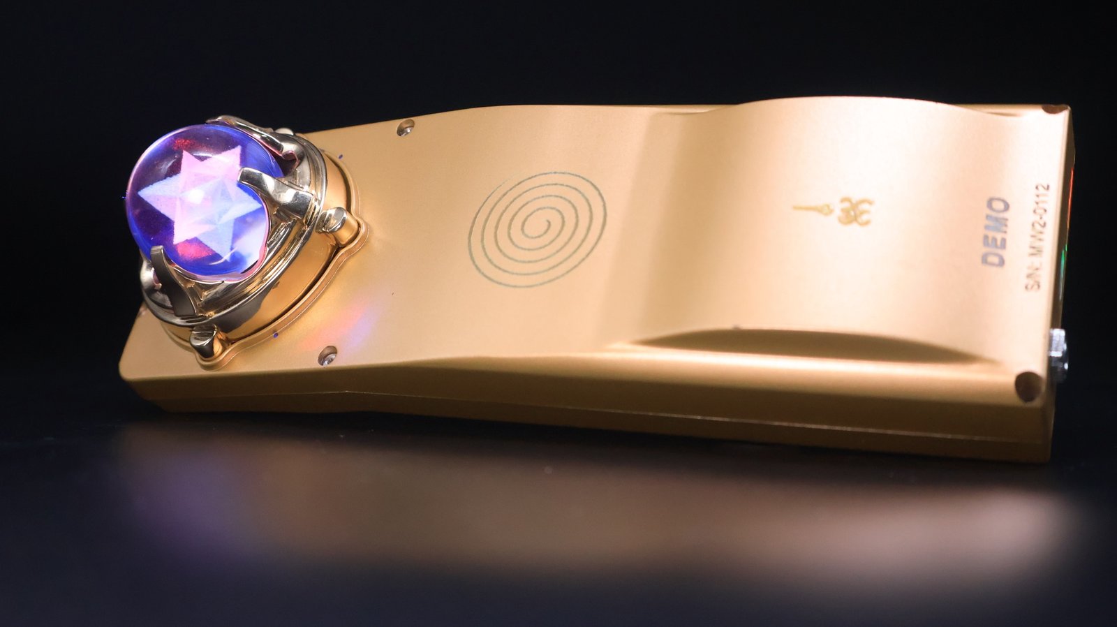 暗い反射面に紫色の照明付き石英球を備えたゴールド Mandala Wand ウェルネス デバイス