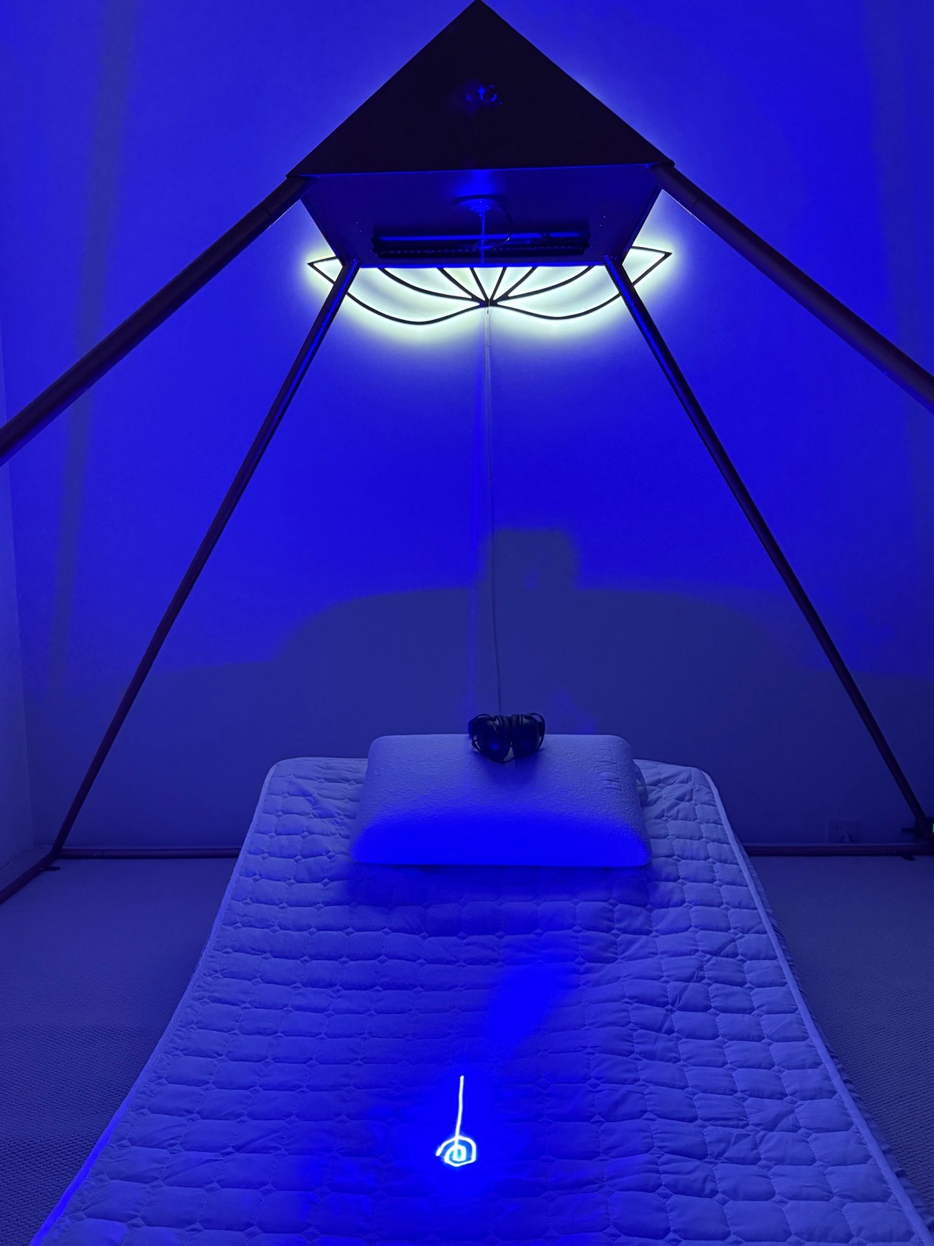 YUN SHU SHENG SHI Luminara Pyramid blue light session bed in Chengdu