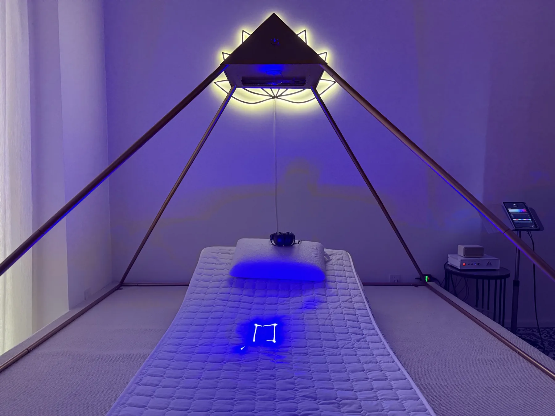成都の YUN SHU SHENG SHI にある光投影付き Luminara Pyramid セッションルーム