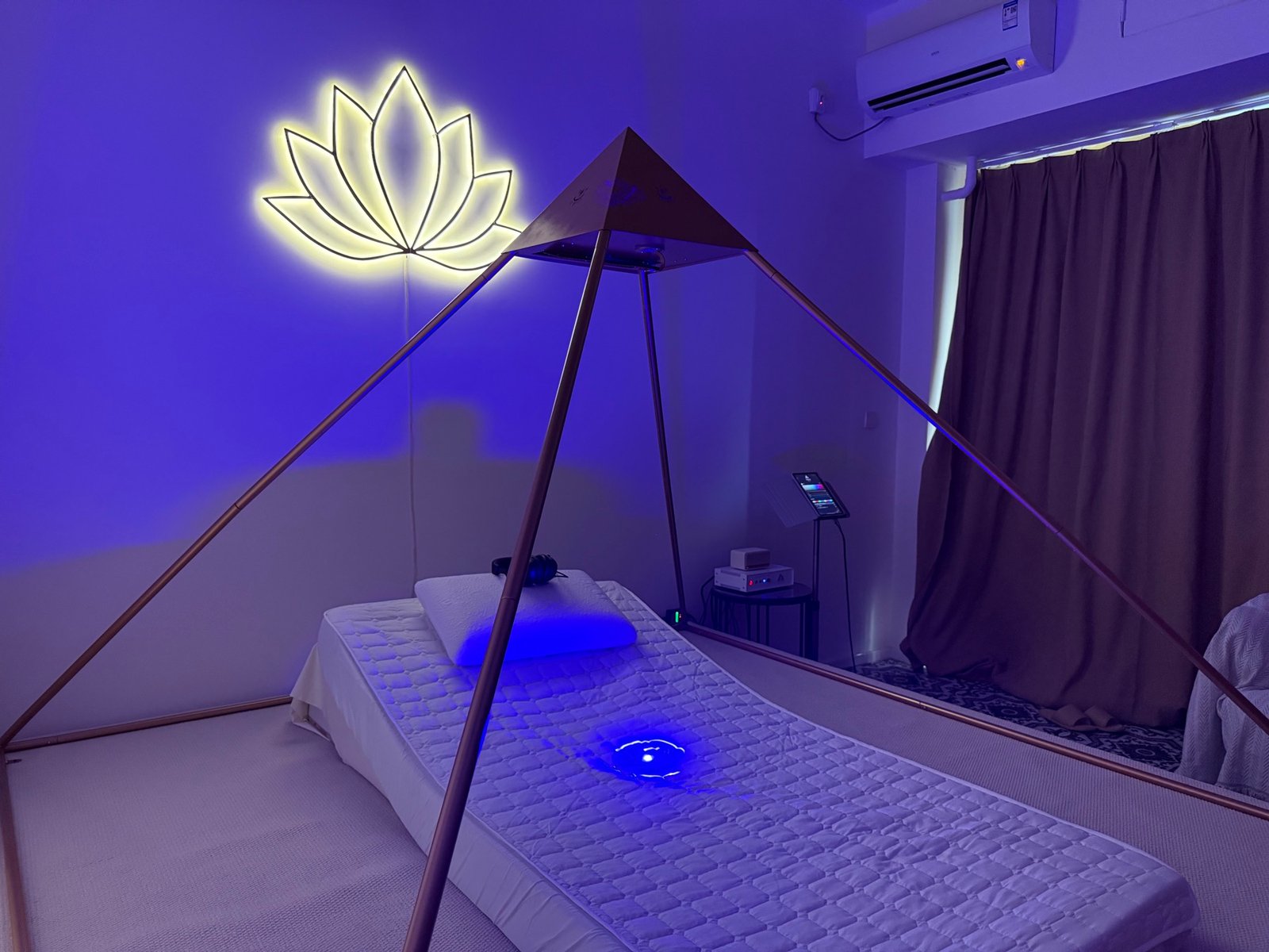 YUN SHU SHENG SHI Luminara Pyramid wellness room in Chengdu with blue light and lotus wall illumination